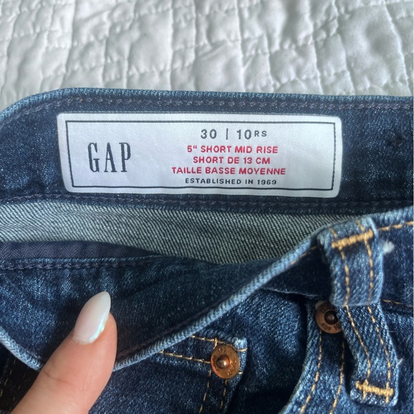 GAP mid rise shorts - Picture 3 of 3